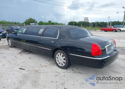 2004 Lincoln Town Car Executive z USA, uszkodzony, nr VIN 1L1FM81W54Y646963